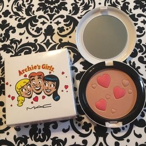 MAC Archie's Girls Face Powder in Flatter Me